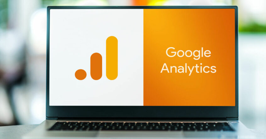 Ein Notebook mit Google Analytics Schriftzug