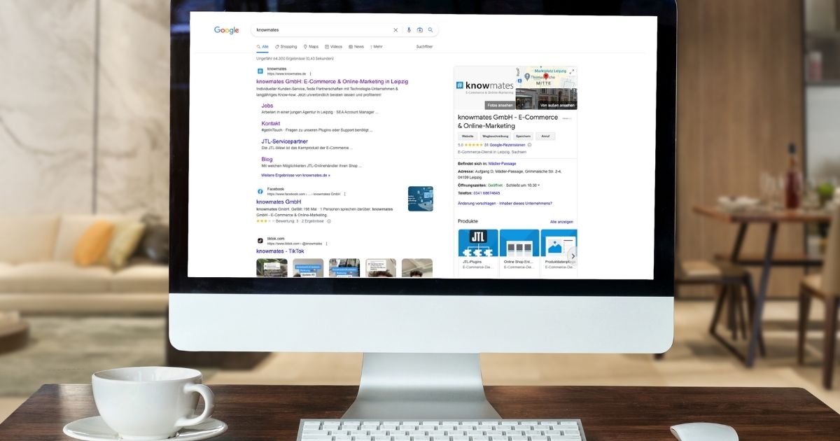 Großer PC-Bildschirm auf einem Schreibtisch auf dem das Google-Suchfeld mit der Eingabe knowmates und die Suchergebnisse zu sehen sind