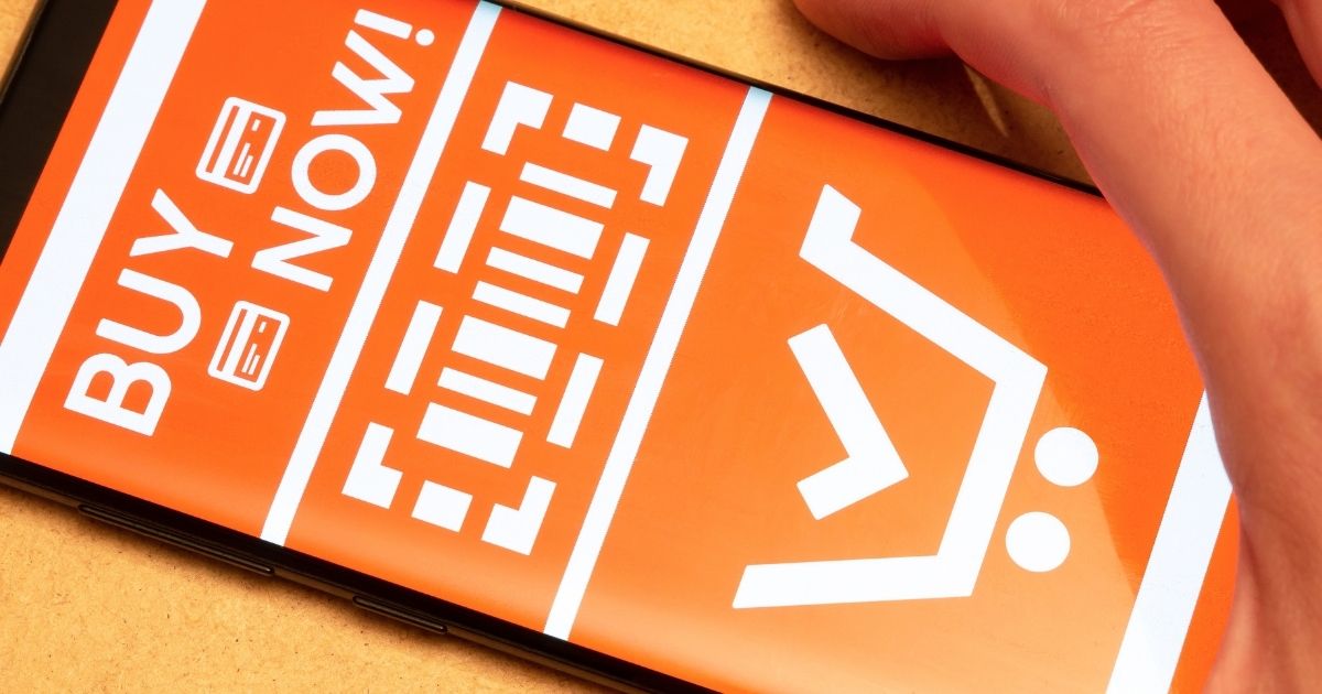 Smartphone mit orangem Hintergrund und dem CTA 